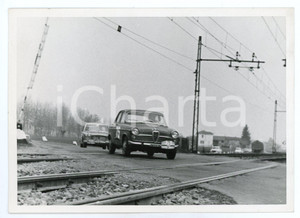 Fotografia d epoca originale 1962 MILANO SANREMO Trofeo Davide CAMPARI Alfa Romeo Giulietta attraversa binari 1