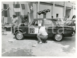 Fotografia d epoca originale 1966 8Â° MOBIL ECONOMY RUN Tecnico attacca adesivo gara su ALFA ROMEO Foto 1