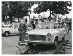 Fotografia d epoca originale 1965 ca 8Â° MOBIL ECONOMY RUN Auto su ponte sollevatore  Meccanici al lavoro 1