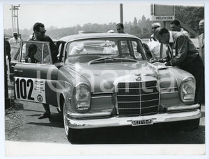 Fotografia d epoca originale 1965 ca 7 MOBIL ECONOMY RUN Tecnici controllano MERCEDES BENZ W112 Foto 1