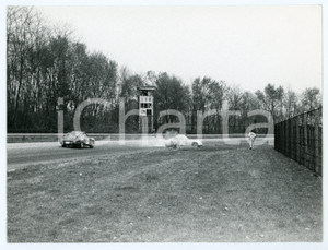Fotografia d epoca originale 1970 ca TROFEO VERONA Porsche 911 finisce fuori dal circuito Foto JOLLY CLUB 1