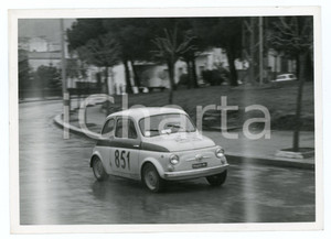 Fotografia d epoca originale 1960 ca JOLLY CLUB Fiat 500 durante gara di RALLY Foto 1