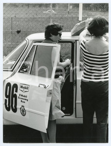 Fotografia d epoca originale 1965 8Â° MOBIL ECONOMY RUN Renata ANGIOLINI sale su Alfa Romeo Giulia 1300 1
