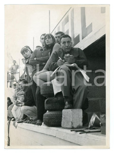 Fotografia d epoca originale 1965 ca RALLY  JOLLY CLUB Mario ANGIOLINI cronometra la gara Foto 1