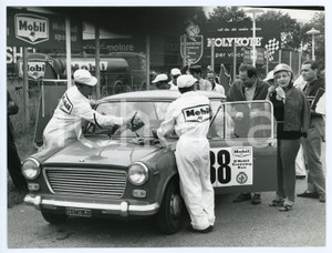 1965 ca 8° MOBIL ECONOMY RUN Pilota aggancia casco prima di salire in auto *Foto