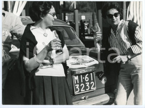 Fotografia d epoca originale 1960 ca MOBIL ECONOMY RUN Renata ANGIOLINI beve COCA COLA Jolly Club Foto 1