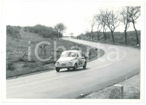 Fotografia d epoca originale 1965 ca RALLY Fiat 500 affronta la curva JOLLY CLUB Foto 18x13 cm 1