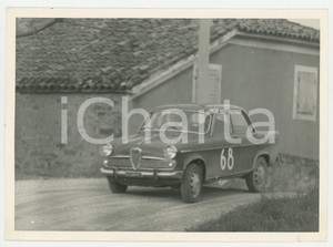 Fotografia d epoca originale 1965 ca RALLY Alfa Romeo Giulia 1300 attraversa il paese JOLLY CLUB Foto 18x13 1
