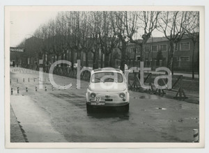 Fotografia d epoca originale 1960 ca MILANO SANREMO Trofeo Davide CAMPARI Fiat 500 in cittÃ  JOLLY CLUB Rally 1