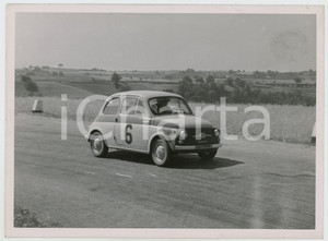 Fotografia d epoca originale 1960 ca 2Â° Rally CHIANCIANO TERME Fiat 500 attraversa campagna JOLLY TEAM Foto 1