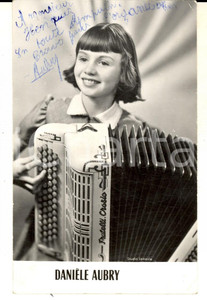 Autografo originale 1960 PARIS Ritratto DaniÃ¨le AUBRY alla fisarmonica Foto seriale AUTOGRAFO 9x14 1