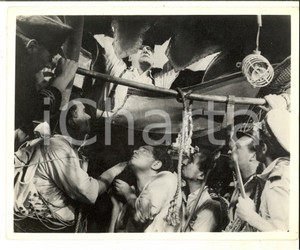 Fotografia d epoca originale 1960 ca USA CINEMA Marinai riparano una falla Foto di scena 25x21 cm 1