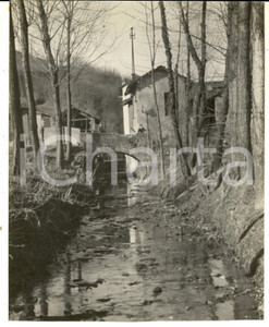 Fotografia d epoca originale 1950 ca AREA DI LECCO Veduta di campagna con torrente Foto artistica 18x23 1