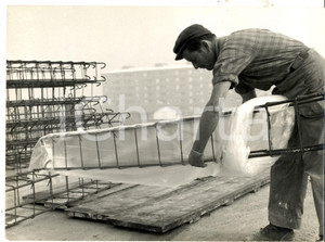 Fotografia d epoca originale 1963 SOCIETA  MONTECATINI Operaio sistema griglie in Fertene Foto 24x18 1