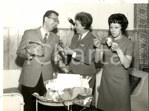 Fotografia d epoca originale 1960 ca MILANO Febo CONTI durante uno sketch pubblicitario FINDUS Foto 1