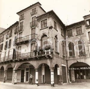 Fotografia d epoca originale 1977 PADOVA Anziano passeggia sotto i portici Negozio Fiera del Mobile Foto 1