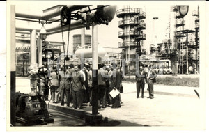 Fotografia d epoca originale 1965 ca LIVORNO Visita corso CIDA agli impianti petroliferi Fotografia 18x13 1