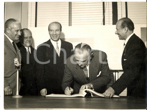 Fotografia d epoca originale 1957 PAVIA Vittorio NECCHI presenta macchina da cucire a Cesare MERZAGORA Foto 1