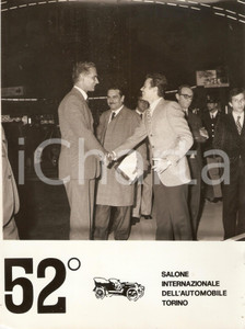 Fotografia d epoca originale 1970 SALONE DELL AUTO DI TORINO Stretta di mano tra dirigenti CITROEN Foto 18x24 1