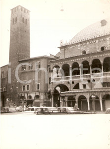 Fotografia d epoca originale 1975 ca PADOVA Piazza delle erbe  Scorcio di PALAZZO DELLA RAGIONE Foto 17x23 1