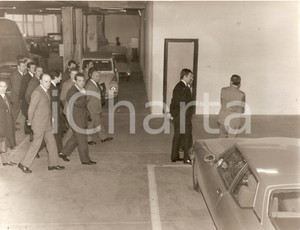 Fotografia d epoca originale 1970 ca MILANO Visita della autorità a concessionario CITROEN Foto 24x18 1