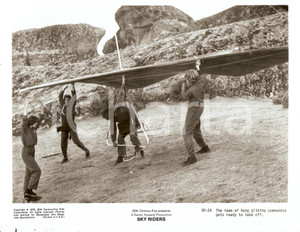 Fotografia d epoca originale 1976 SKY RIDERS Movie by Douglas HICKOX Team of hang gliding commandos Photo 1