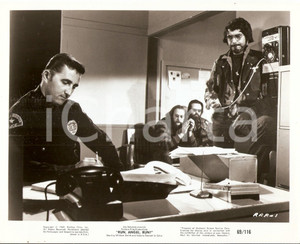 Fotografia d epoca originale 1969 RUN, ANGEL, RUN! Movie by Jack STARRETT Bikers at the police station Foto 1