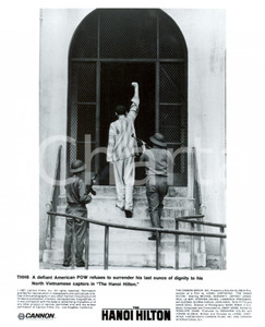 Fotografia d epoca originale 1987 THE HANOI HILTON American POW raising fist  Movie by Lionel CHETWYND Photo 1