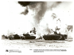 Fotografia d epoca originale 1982 MEGAFORCE Motorcycle jumps a tank  Movie by Hal NEEDHAM Foto 25x20 cm 1