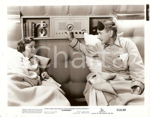 Fotografia d epoca originale 1951 ELOPEMENT  Margalo GILLMORE Clifton WEBB turn on radio bed Foto 25x20 cm 1