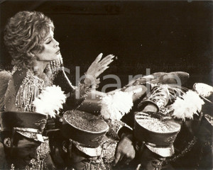 Fotografia d epoca originale 1970 ca USA  CINEMA Dancers carry showgirl on their shoulders Photo 25x20 cm 1