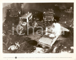 Fotografia d epoca originale 1970 ca CINEMA  WARNER BROS Firefighters succor victims of a car accident Photo 1