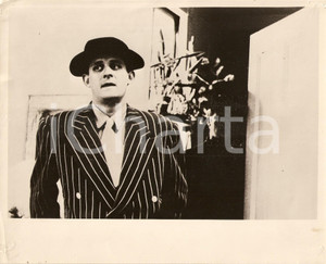 Fotografia d epoca originale 1967 FUNNYMAN Peter BONERZ wears a pinstriped suit  Movie by John CORTY Photo 1