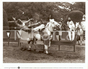 Fotografia d epoca originale 1976 TRIAL BY COMBAT Donald PLEASENCE watching knights jousting Photo 25x20 cm 1