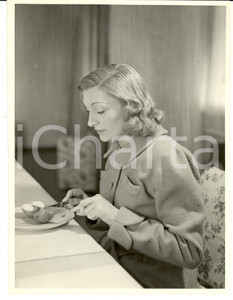 Fotografia d epoca originale 1940 ca CINEMA Evi MALTAGLIATI mangia una mela con le posate Foto 18x24 cm 1