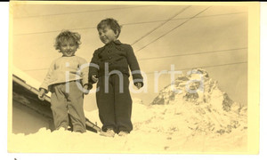 Fotografia d epoca originale 1960 ca ITALIA ALPI Ritratto di due bambini nella neve Foto cartolina VINTAGE 1