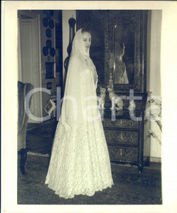 Fotografia d epoca originale 1950 ca MILANO Ritratto di nobildonna in abito lungo con velo Foto 22x26 cm 1