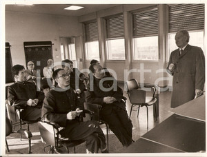 Fotografia d epoca originale 1971 MILANO Via Zama  Manager DB illustra inceneritore a delegati cinesi Foto 1