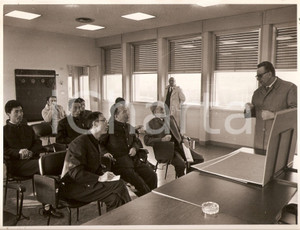 Fotografia d epoca originale 1971 MILANO Via Zama  Ingegnere DB illustra inceneritore a delegati cinesi Foto 1