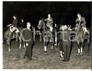 Fotografia d epoca originale 1960 ca MILANO Una gara di equitazione in notturna Foto reportage 24x18 cm 1