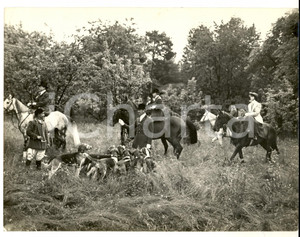 Fotografia d epoca originale 1960 ca AREA DI MILANO NobiltÃ  a una battuta di caccia Foto COSTUME 24x18 cm 1