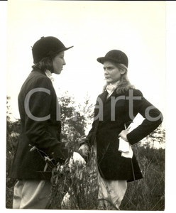 Fotografia d epoca originale 1960 ca AREA DI MILANO Nobilldonne a una battuta di caccia Foto COSTUME 18x24 1