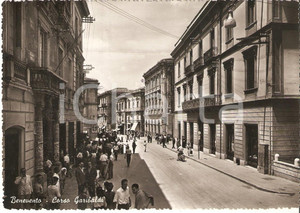 Cartolina originale da collezione 1953 BENEVENTO Folla in Corso Garibaldi  Panorama Cartolina FG VG 1