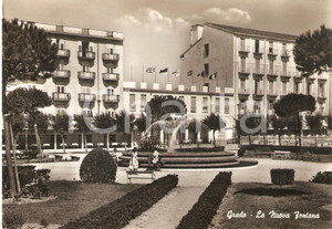 Cartolina originale da collezione 1960 ca GRADO GO Donne davanti alla nuova fontana Cartolina FG NV 1