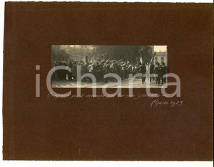 Fotografia d epoca originale 1923 MILANO Congressisti TOURING CLUB Turismo scolastico  Saluto romano Foto 1