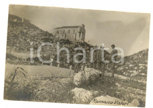 Fotografia d epoca originale 1917 WW1 FRONTE DELL ISONZO Pittore Romano VALORI tra i commilitoni Foto 9x6 cm 1