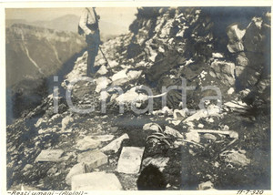 Fotografia d epoca originale 1920 MONTE CORNO BATTISTI Resti umani  Alpini caduti in guerra  Foto 14x10 cm 1
