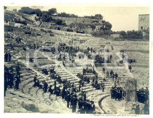 Fotografia d epoca originale 1922 SIRACUSA Il gruppo C.A.I. Lombardia in visita al Teatro Greco Foto 17x12 1