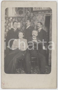 Fotografia d epoca originale 1910 ca COSTUME ITALIA Ritratto di famiglia in un locale  Foto 9x14 cm 1