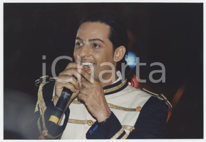 Fotografia d epoca originale 1996 COSTUME  CIRCO ORFEI  Rosario FIORELLO in scena  Foto 19x13 cm 1 1
